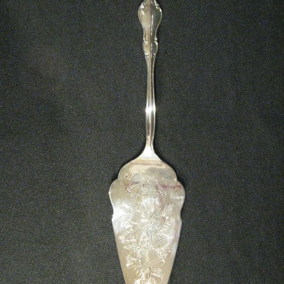 INT'L. SILVERPLATE CHRISTMAS GREETINGS PIE SERVER - Picture 3 of 3